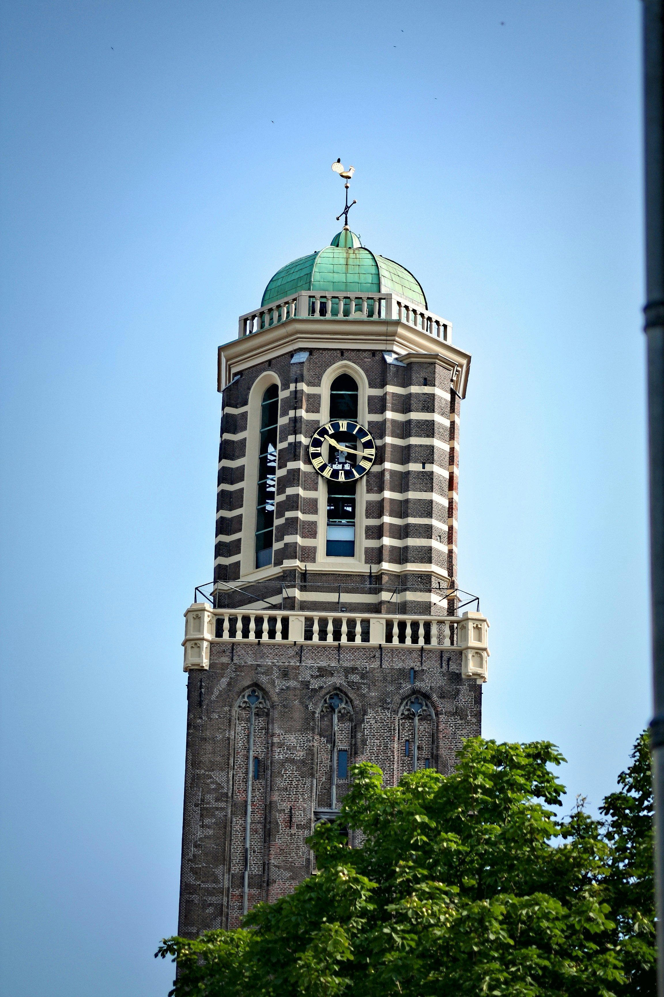 De Peperbus, de markante toren van Zwolle, tegen een heldere lucht